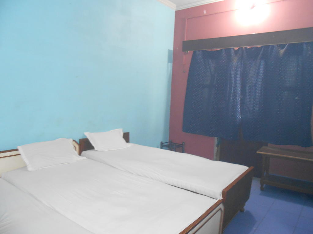 Hotel Sonmony Varanasi Room photo